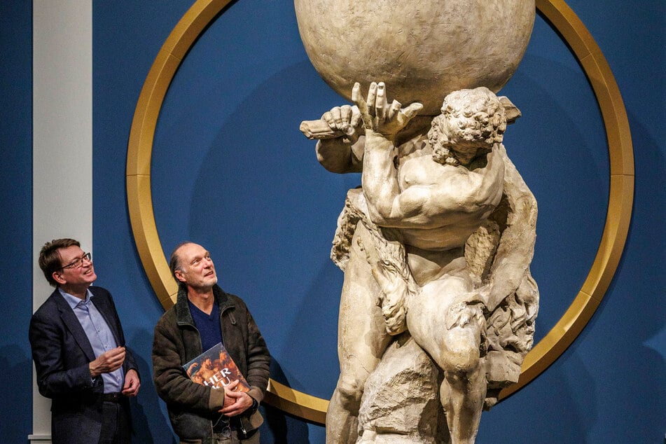 Sammlungschef Holger Jacob-Friesen (58, l) und Martin Brambach (58) bestaunen den Herkules am Eingag der Ausstellung.