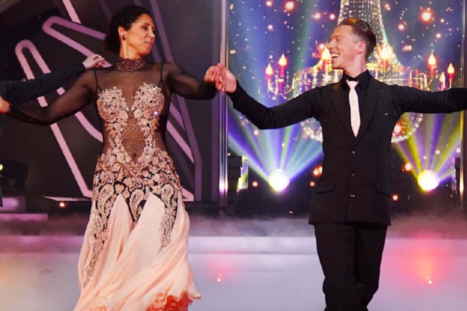 Beim Wiener Walzer wirkte Steffi Jones (hier mit Valentin Lusin) dann doch noch ein bisschen verkrampft.