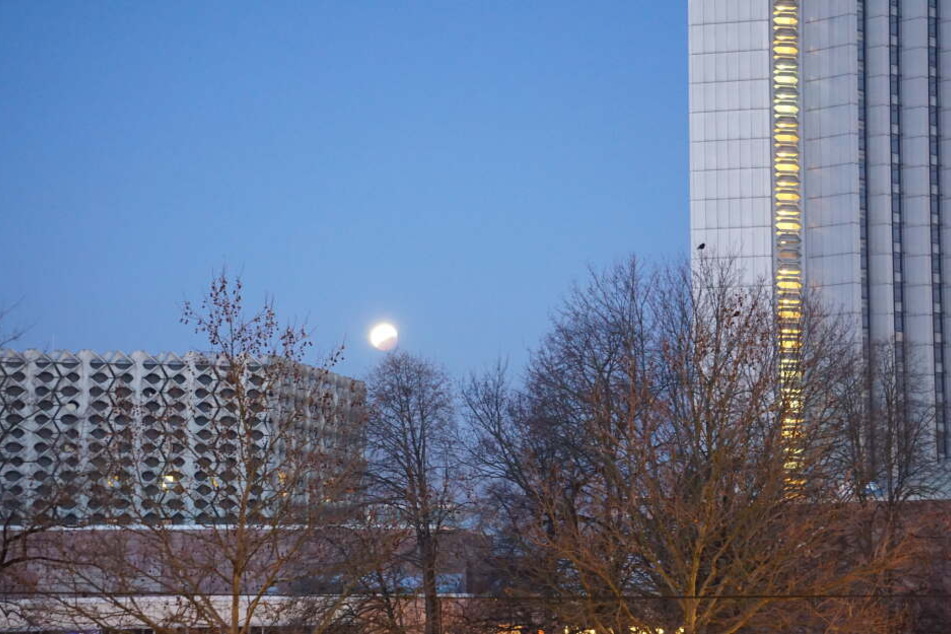 7.20 Uhr: Der Erdschatten hat den Mond fast wieder verlassen und die Mondfinsternis ist vorbei.