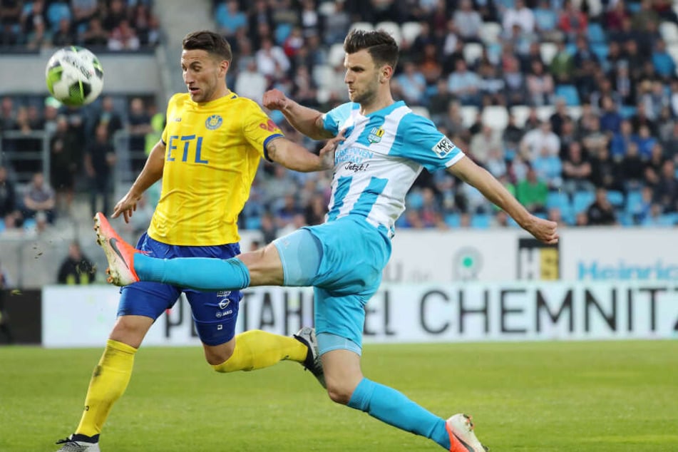 Drei Verwarnungen kassierte der CFC im Halbfinale gegen den 1. FC Lok Leipzig. Für Dejan Bozic (r., gegen David Urban) war es die zweite im diesjährigen Pokalwettbewerb - damit sitzt der Torjäger im Finale draußen.