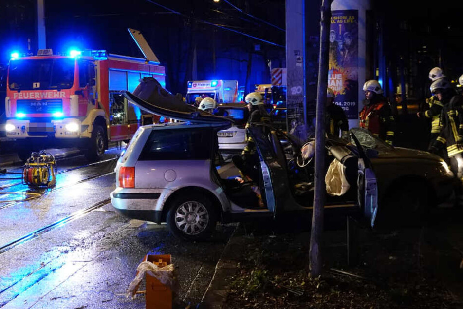 Der Wagen krachte gegen einen massiven Mast.