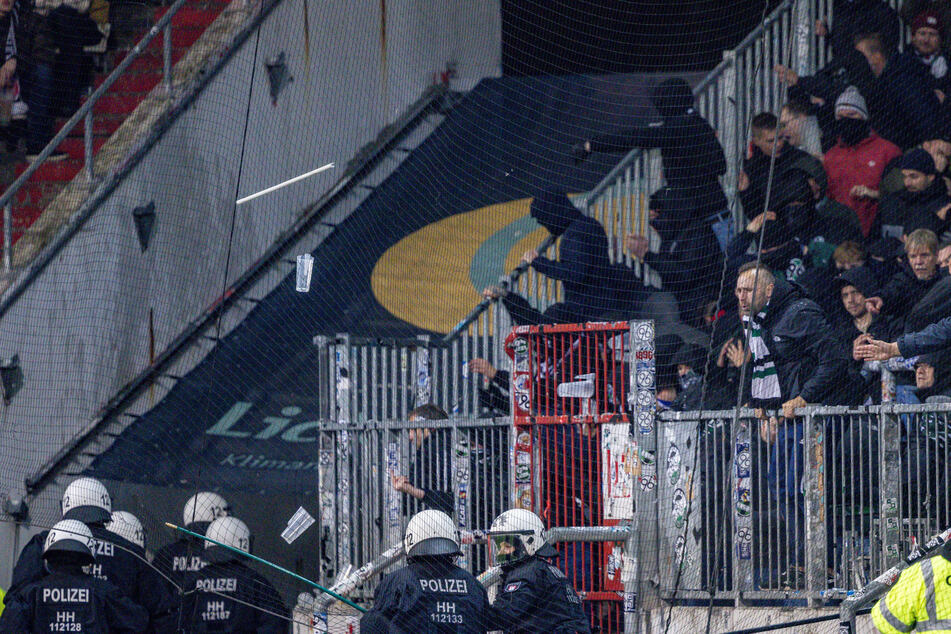 Einsatzkräfte der Polizei wurden nach dem Einsatz von Pfefferspray massiv von den 96-Fans attackiert.