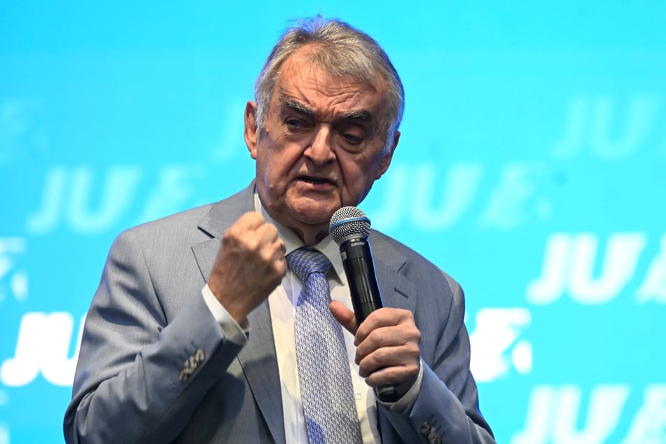 NRW-Innenminister Herbert Reul (72, CDU) hat die Anschläge auf die wichtige Bahnstrecke aufs Schärfste verurteilt.