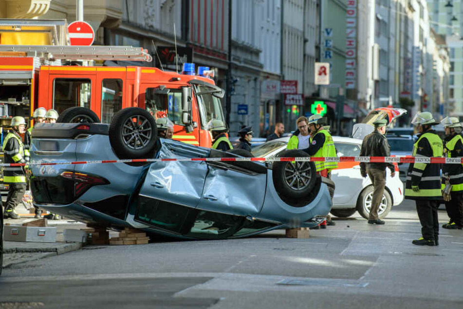 Der Renault überschlug sich auf der Kreuzung. Beide Insassen wurden schwer verletzt.