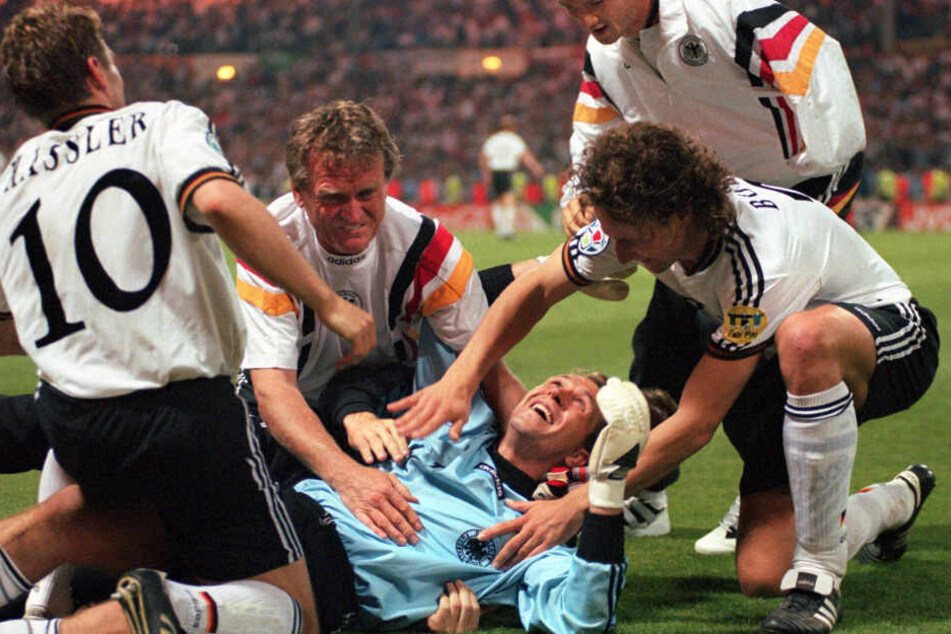 Europameisterschaft 1996: Sepp Maier jubelt mit seinem Schützling Andreas Köpke nach dem 6:5-Sieg im Elfmeterschießen gegen England im Halbfinale.