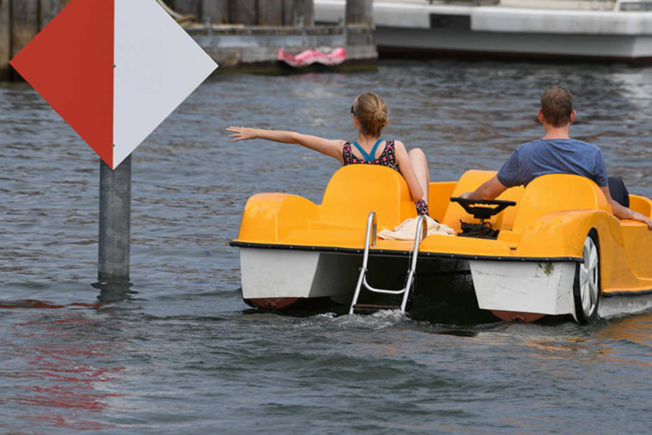 Einige Hundert Meter mussten die Beamten mit dem geliehen Tretboot zurücklegen. (Symbolbild)