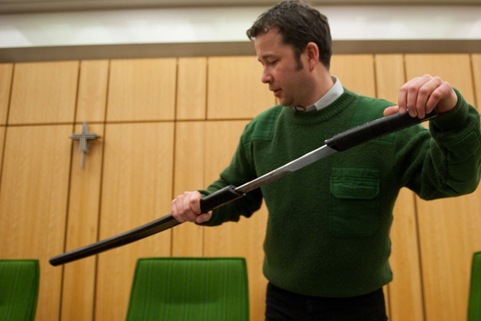 Mit einem solchen Samurai-Schwert versetzte der 49-jährige Mann seine Gäste in Panik. (Symbolbild)