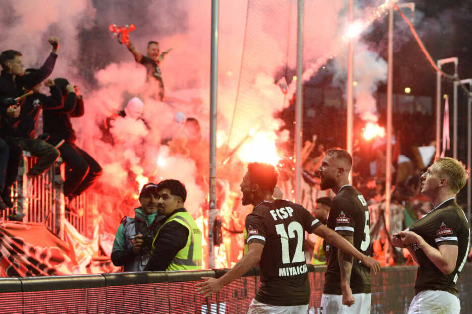 Nach dem Derby-Sieg im Hinspiel feierten die St.-Pauli-Spieler vor ihren Fans, die Pyro zündeten.