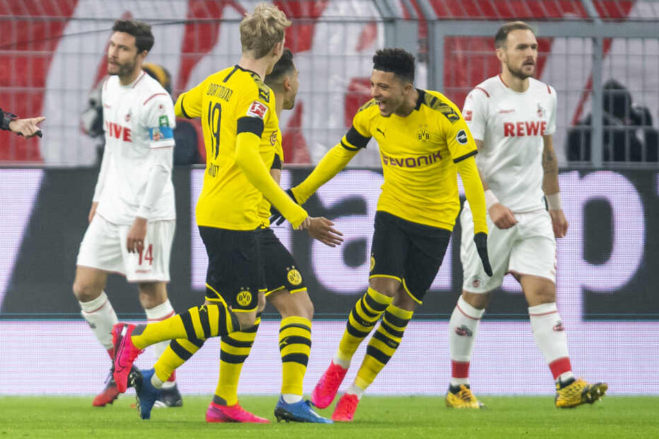 Dortmunds Jadon Sancho (r.) jubelt mit Torschütze Raphael Guerreiro (Mitte) und Julian Brandt nach dem frühen 1:0.