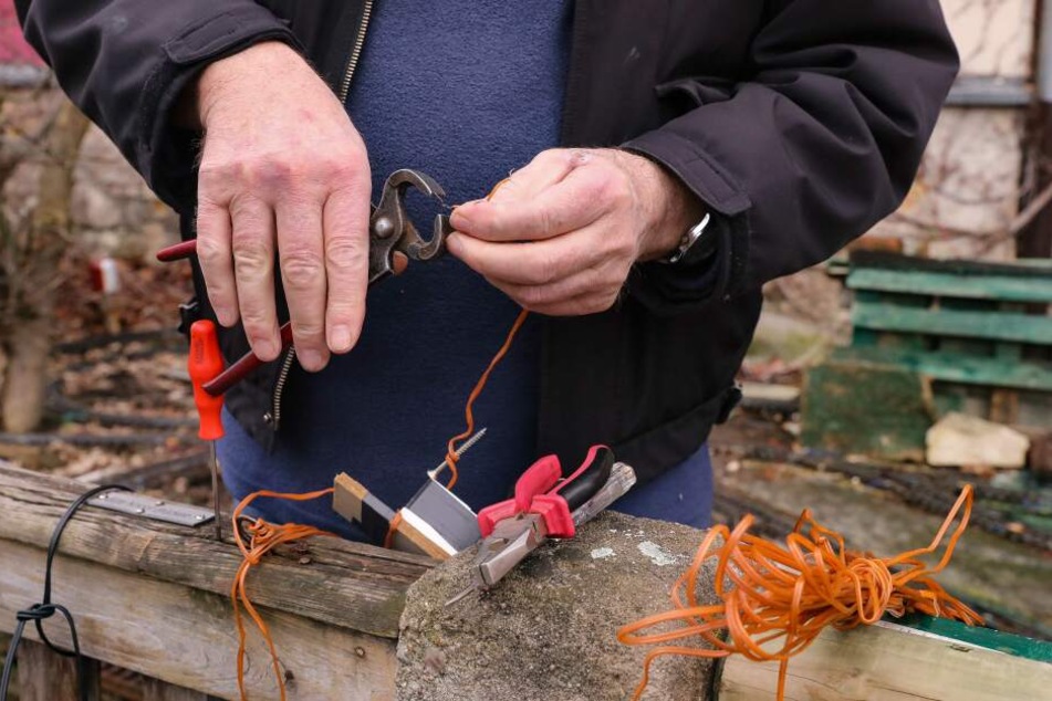 Viele Menschen wollten ihm helfen und brachten neue Kabel vorbei. Nun kann der Hobby-Bahner die Anlage reparieren.