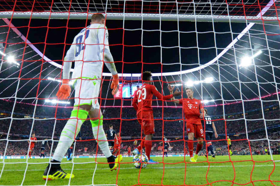 Kingsley Coman (M) jubelt mit Robert Lewandowski (r) über sein Tor zum 1:0.