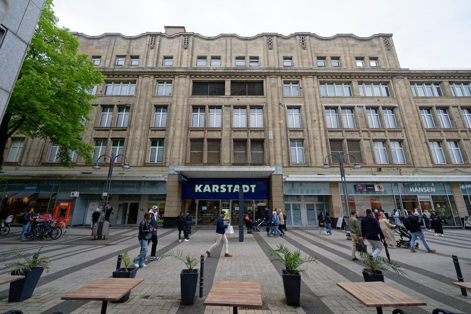 In die "Galeria Karstadt Kaufhof"-Filiale auf der Breite Straße in der Kölner Innenstadt wurde am frühen Freitagmorgen eingebrochen. (Archivbild)