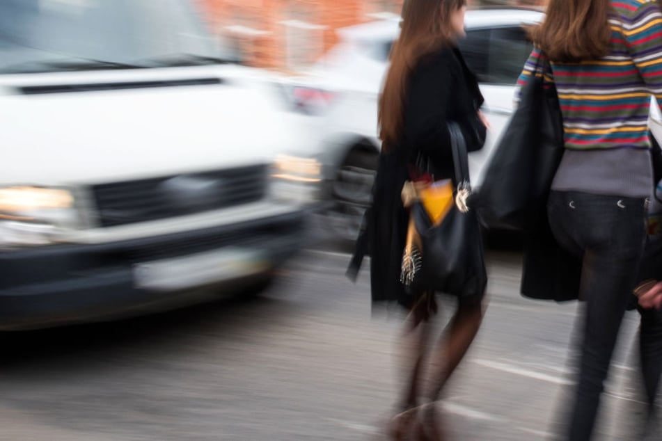 Der Mann soll die Frauen mutwillig mit seinem Wagen angefahren haben (Symbolbild).