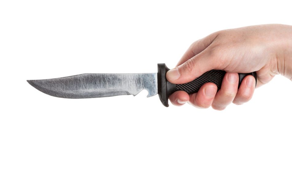 Die Angeklagte (48) soll bei einem Beratungsgespräch plötzlich auf zwei Männer eingestochen haben (Symbolbild).