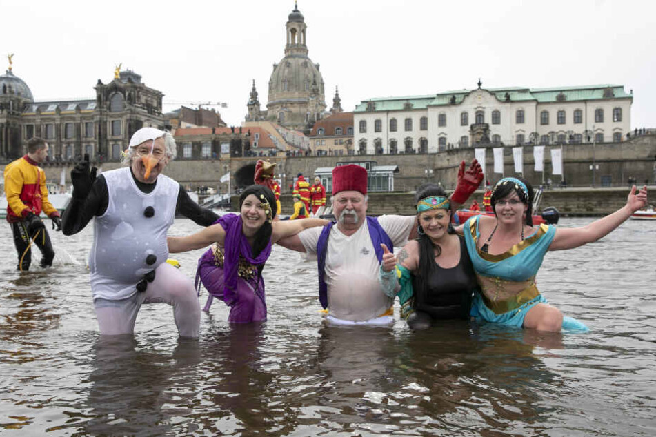 Die vier "Orientalen" waren extra aus Brandenburg angereist. Links, leicht angeschmolzen, ein Schneemann.