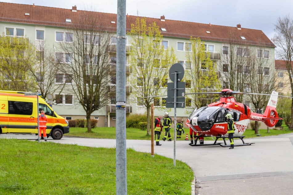 Rettungseinsatz im Erzgebirge: Hubschrauber muss auf Straße landen