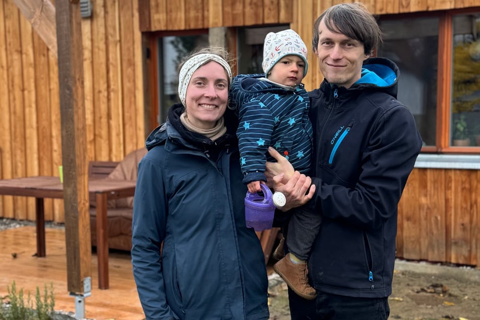 Krystian (33) und Leonore Manthey (31) sind mit Sohn Joras (2) erst vor wenigen Wochen eingezogen. In diesen kalten Tagen merken sie die guten Dämmeigenschaften von Stroh.