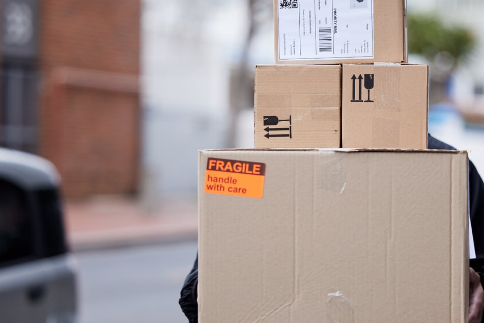 Köln: Dreister Überfall: Räuber gibt sich als Paketbote aus und bedroht Anwohner mit Messer
