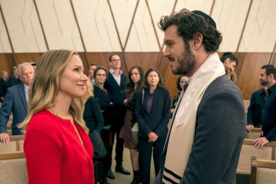 Die Beziehung von Joanne (Kristen Bell, 44) und Noah (Adam Brody, 45) sorgt in der Gemeinde für schiefe Blicke.