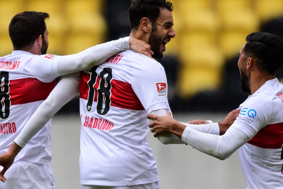 Hamadi Al Ghaddioui (M.) von Stuttgart bejubelt das erste Tor seiner Mannschaft mit Gonzalo Castro (l.) und Nicolas Gonzalez.