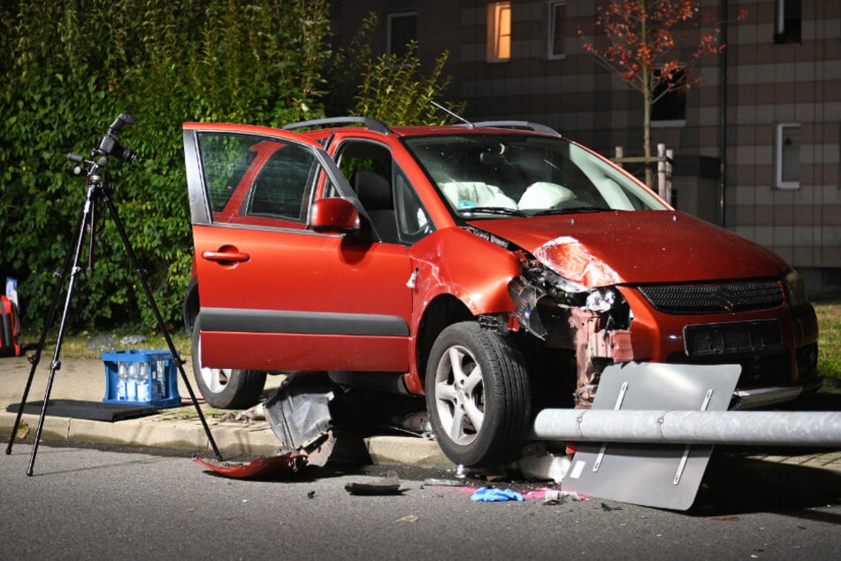 Tödlicher Unfall in Rochlitz: Auto kracht gegen Laterne