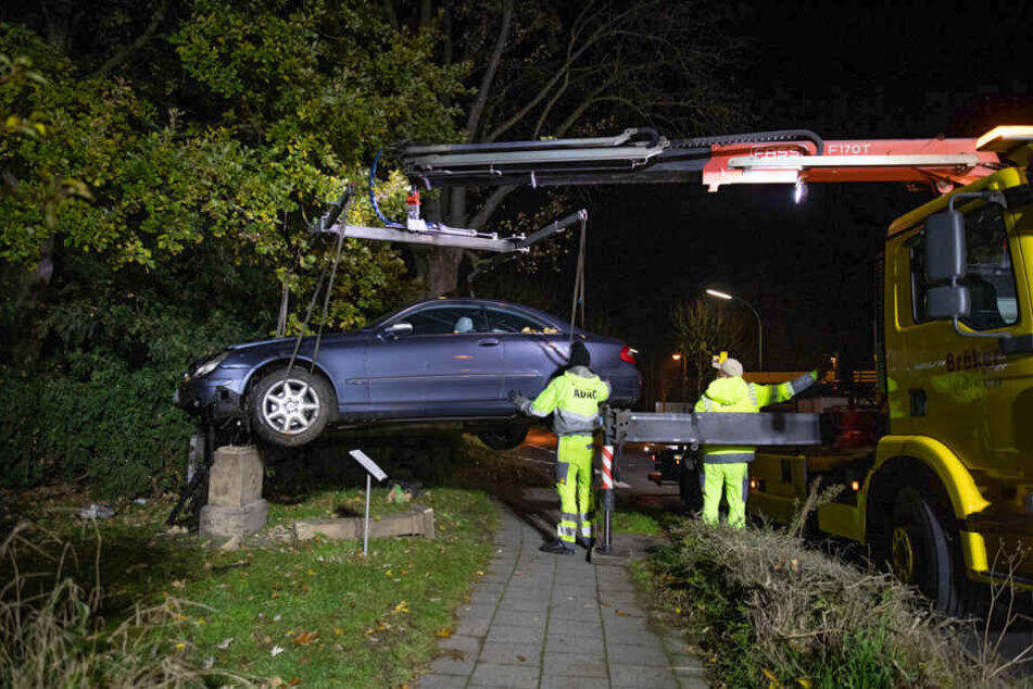 Das Auto wurde letztlich von einem Abschleppwagen geborgen.