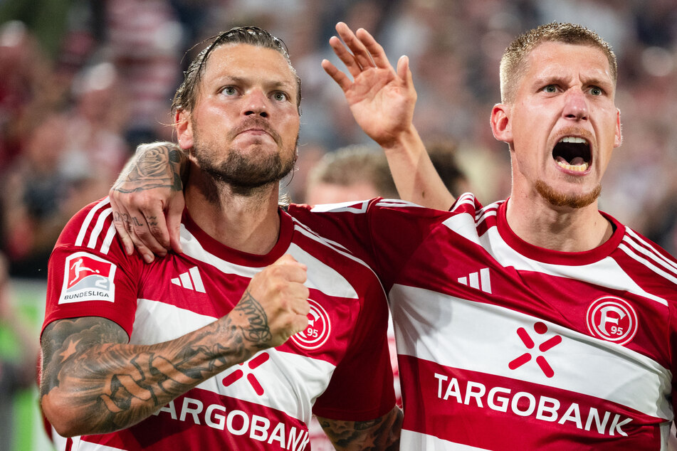 Daniel Ginczek (32, l.) und Andre Hoffmann (30) jubeln nach dem Treffer zur 1:0 Führung gegen Hertha BSC am 1. Spieltag der noch jungen Saison.