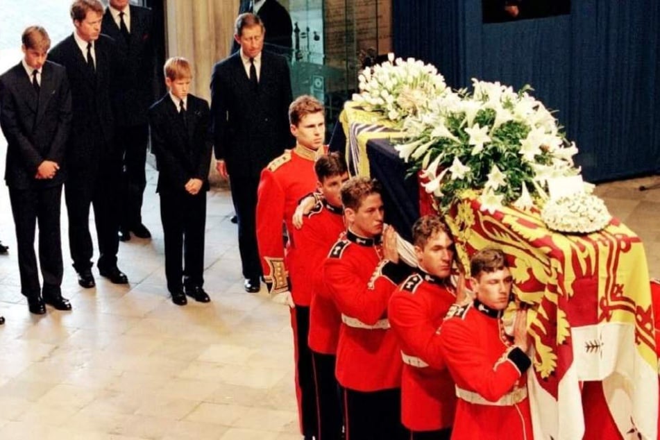 William (ganz links) und der kleine Harry (2. v.r.) mussten damals durch London hinter dem Sarg ihrer Mama herlaufen, bis in die Kirche.