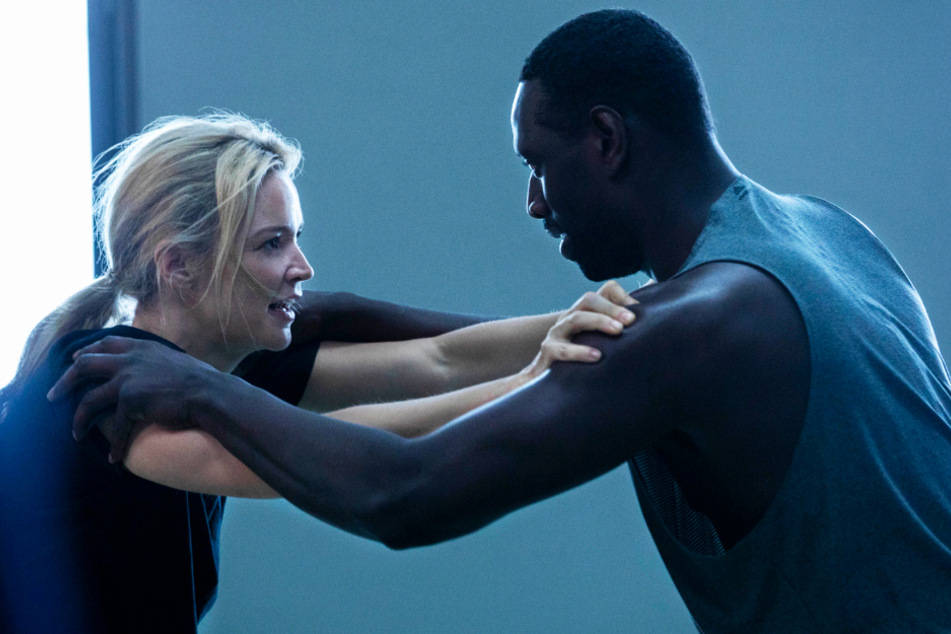Virginie (Virginie Efira, 44, l.) und Aristide (Omar Sy, 43) üben gemeinsam den Nahkampf.