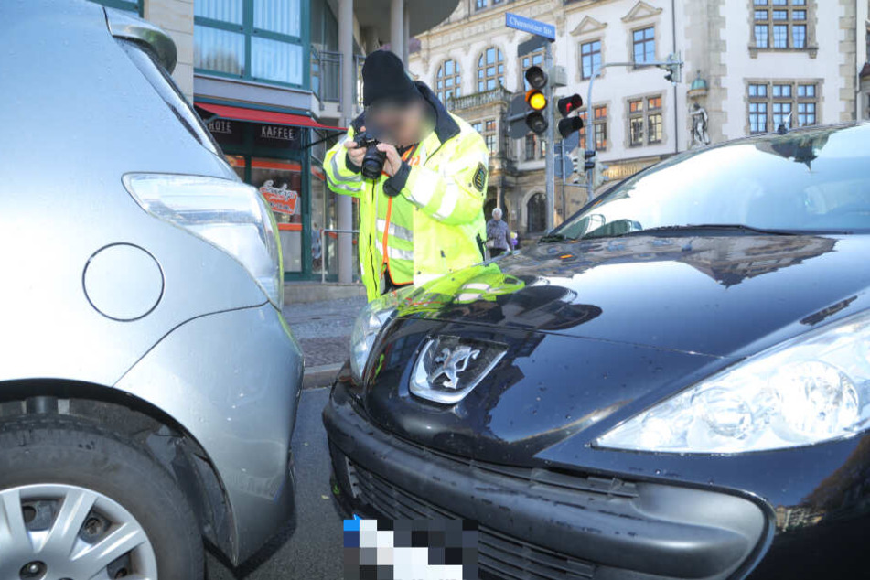 An beiden Autos entstand Blechschaden.