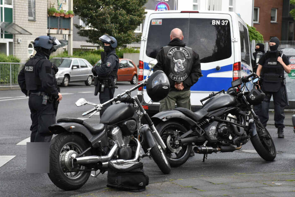 Polizisten untersuchen eine Rocker-Vereinsheim in Köln-Vingst.