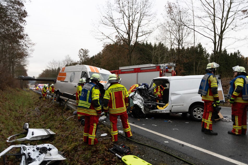 Zahlreiche Einsatzkräfte kümmerten sich vor Ort um die Autofahrer..
