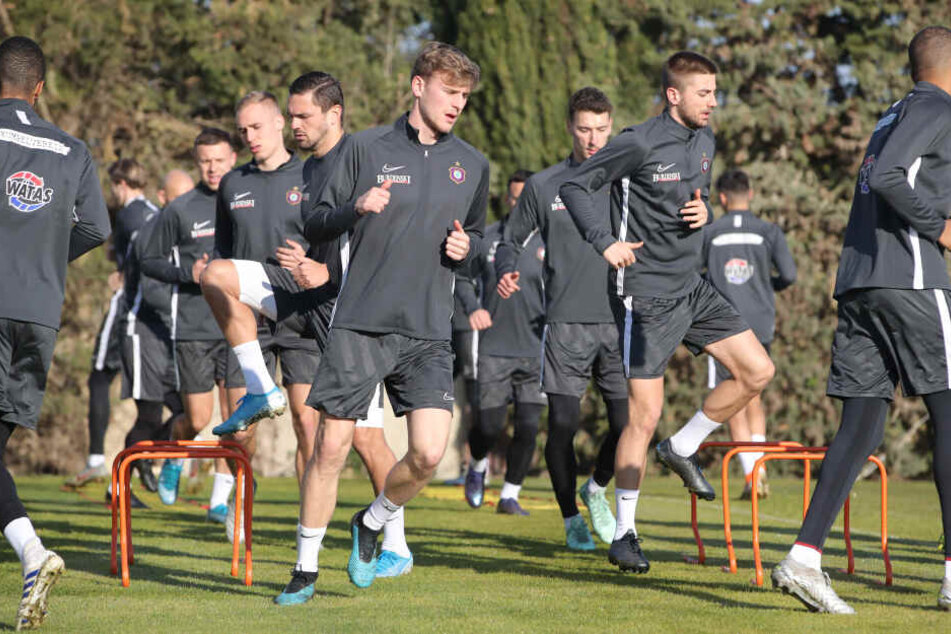 Training in der Sonne: Die Jungs von Aue-Coach Dirk Schuster bereiten sich auf das Testspiel am Freitag vor,