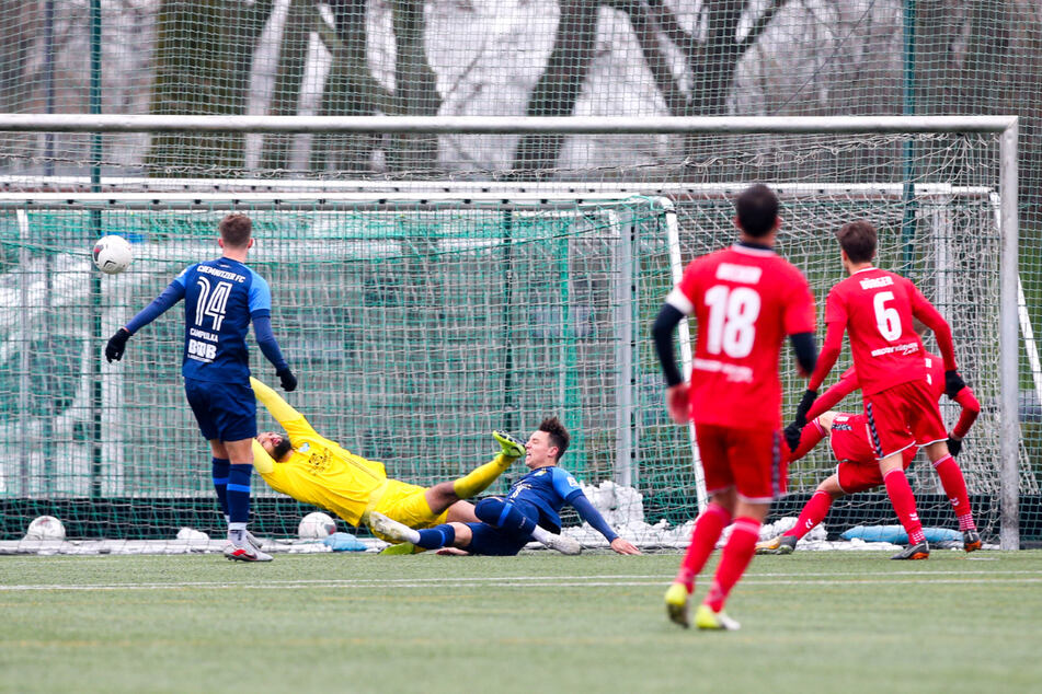 Tor für Meuselwitz: Ex-CFC-Spieler Alexander Dartsch (r., verdeckt) trifft in der 64. Minute zum 0:2 gegen Torhüter Isa Dogan.