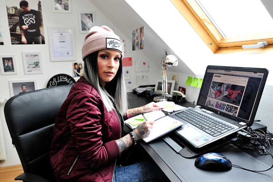Stefanie betreut ihren Online-Shop zu Hause in ihrem kleinen Arbeitszimmer.