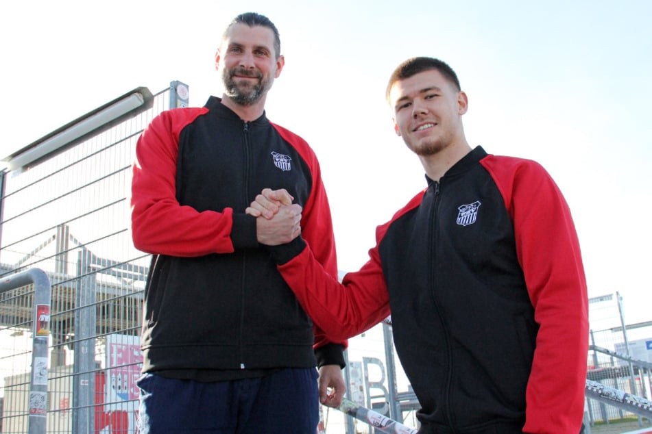 Nicht nur per Handschlag: FSV-Sportdirektor Robin Lenk (40, l.) hat den Vertrag mit Sonny Ziemer (23) verlängert.