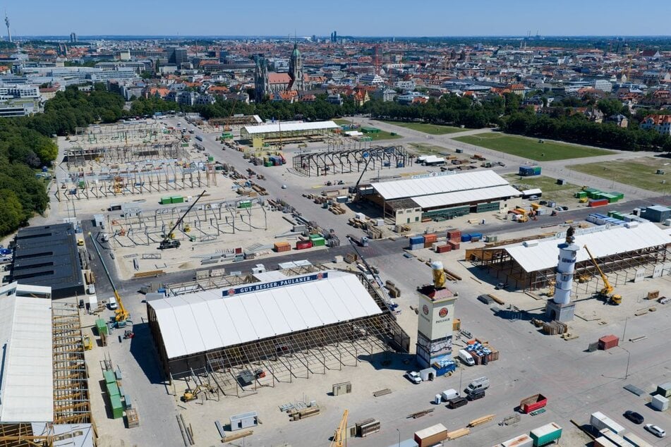 Der Aufbau für das Oktoberfest in München läuft.