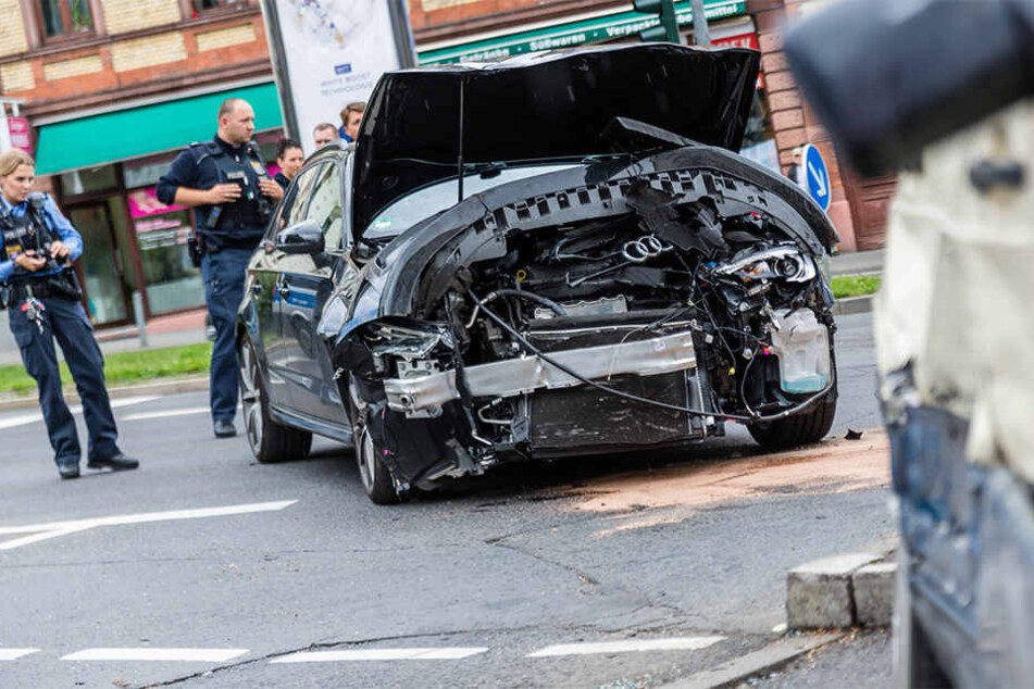 Zu hohe Geschwindigkeit und ein übersehenes Rotlicht sind vermutlich die Unfallursachen.