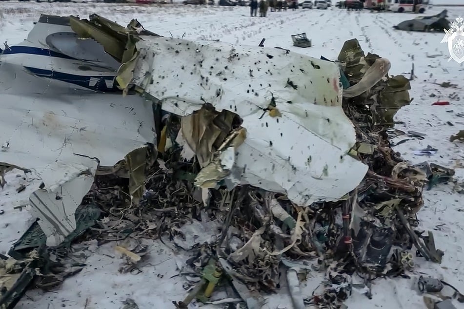 Wrackteile des zerstören russischen Flugzeugs, das offenbar mit Kriegsgefangenen an Bord abgeschossen wurde.