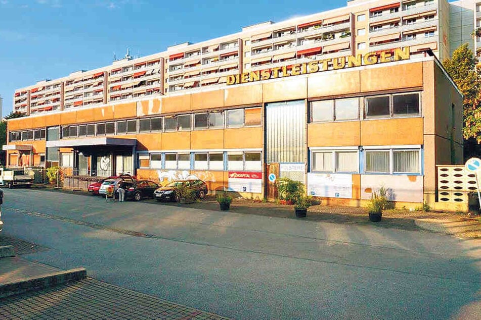 Das Gebäude an der Pfotenhauerstraße, welches die Vonovia mittlerweile
verkauft hat, wird wohl abgerissen. Die Leuchtreklame bleibt aber erhalten.
