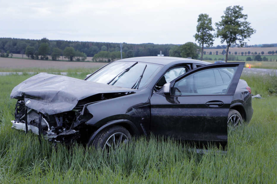 Der BMW kam von der Straße ab und landete nach dem Unfall auf einem Feld.