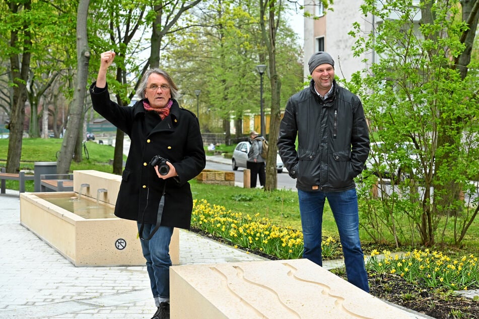 Matthias Flörke-Kempe vom Stadtplanungsamt und Uwe Baier (Bausteuerung) waren ebenfalls erfreut über das kleine Fleckchen Grün mitten in der Stadt.