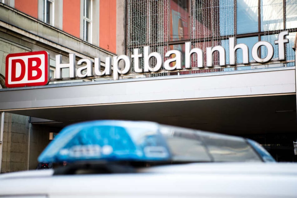 Ein Fahrzeug der Bundespolizei steht vor einem Eingang zum Hauptbahnhof.