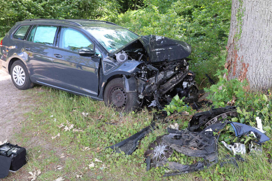Eine 42-Jährige ist am Montagvormittag nahe der Ortschaft Sagerheide mit ihrem Wagen gegen einen Baum gekracht. Sie erlitt lebensgefährliche Verletzungen.