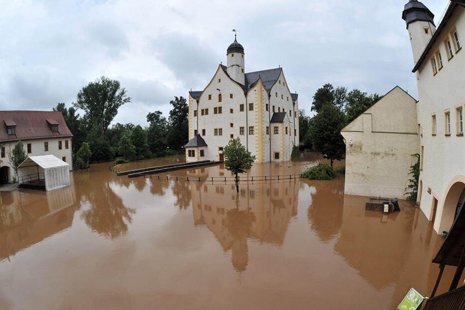 Erinnerungen an die schlimmen Regenfälle 2010 in Chemnitz werden wach, damals stand der Schlosshof des Wasserschlosses Klaffenbach unter Wasser. (Archiv)