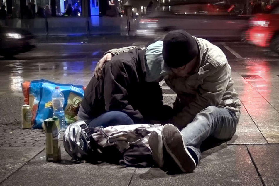 Vor dem Bahnhof sitzen Bettler bei jeder Witterung und trinken. An diesem Abend geht es Melanie (links im Bild) besonders schlecht. Sie hat vor wenigen Tagen ein Kind geboren.
