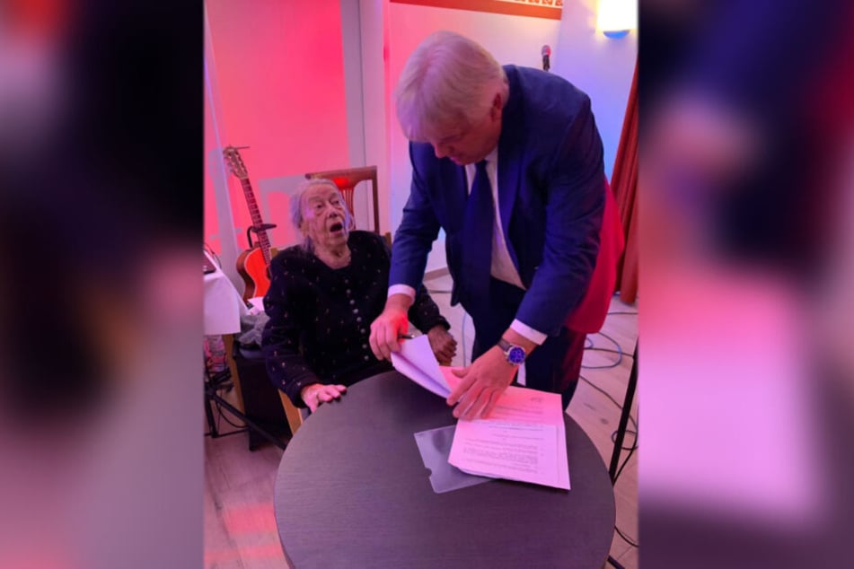 An ihrem 100. Geburtstag gratulierte Bürgermeister Dieter Greysinger (64, SPD) und brachte den Arbeitsvertrag mit, den die Rentnerin sofort unterschrieb.