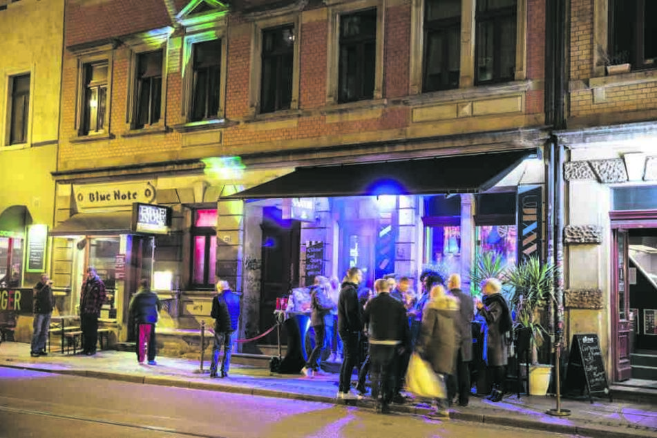 Zur Eröffnung des "Saxxim" drängelten sich die Gäste auch vor der Neustadt-Bar.