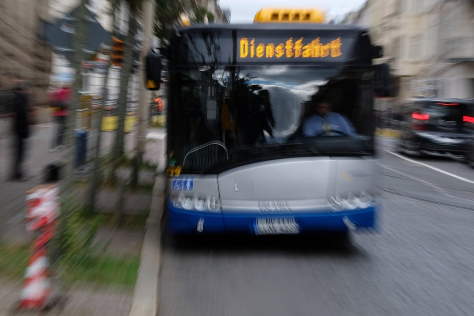 Der Busfahrer (31) musste nach dem Crash ins Krankenhaus gebracht werden. Weitere Personen wurden nicht verletzt. (Symbolbild)