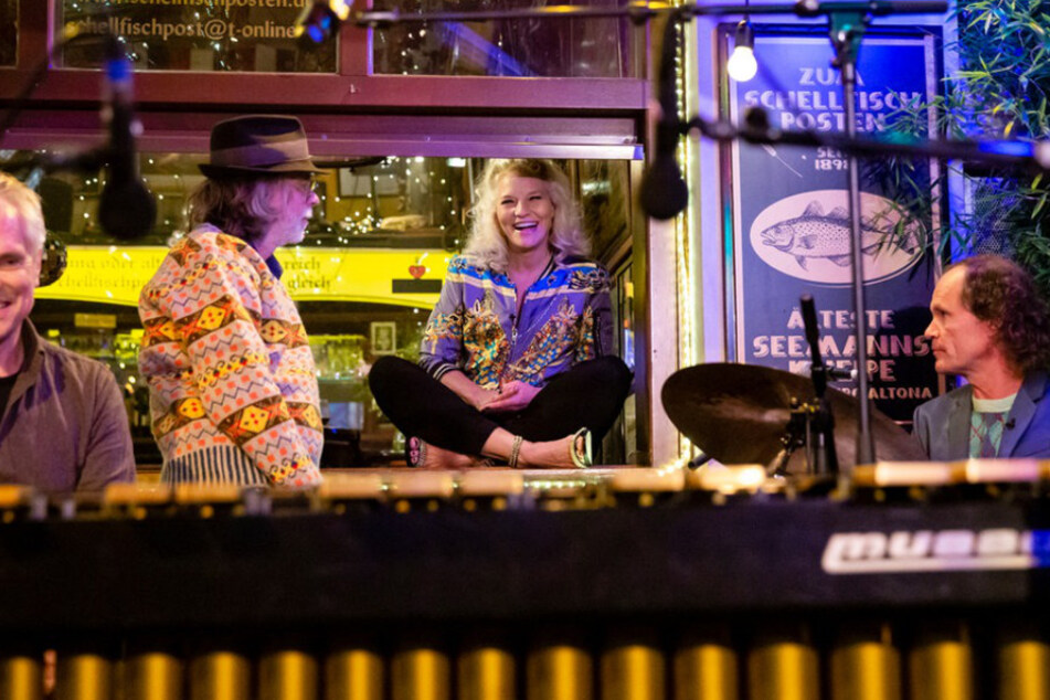 Ina Müller (55), Helge Schneider (65) und Olaf Schubert (52) machen Musik im "Schellfischposten" am Hamburger Hafen.